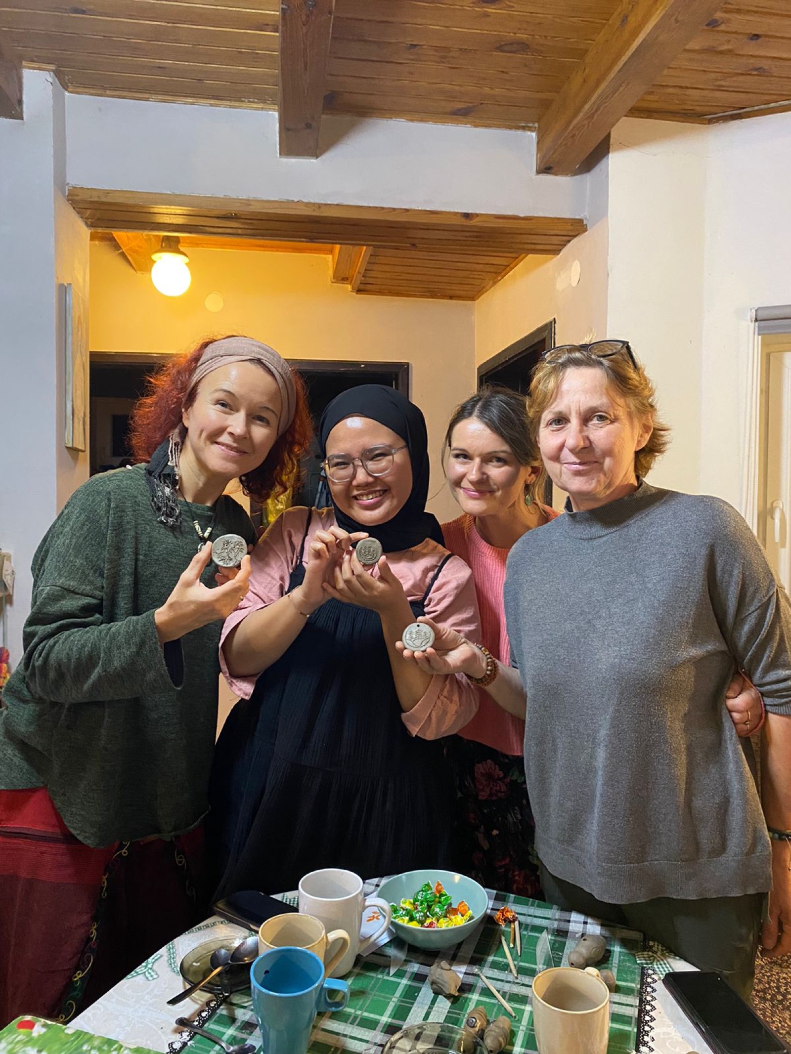 Gliniane medaliony — warsztat z Indonezją